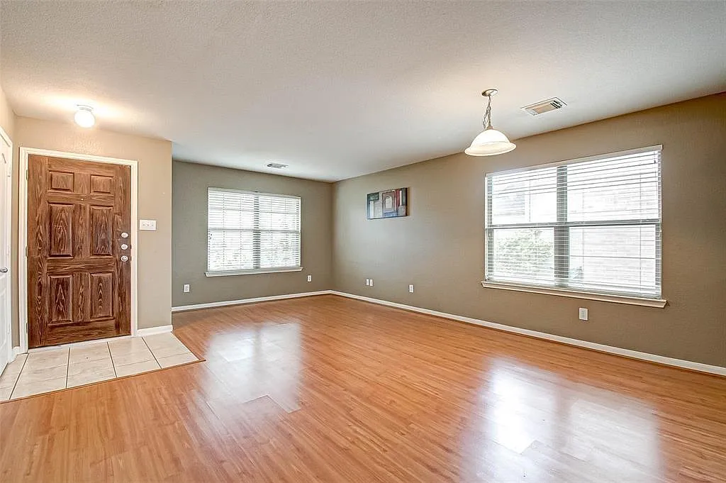 3 bed, 2.0 bath, 1635 sqft, $2,050 — Photo 3