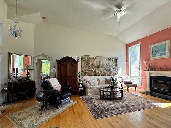 4th image of 50 W Lakeview Hts