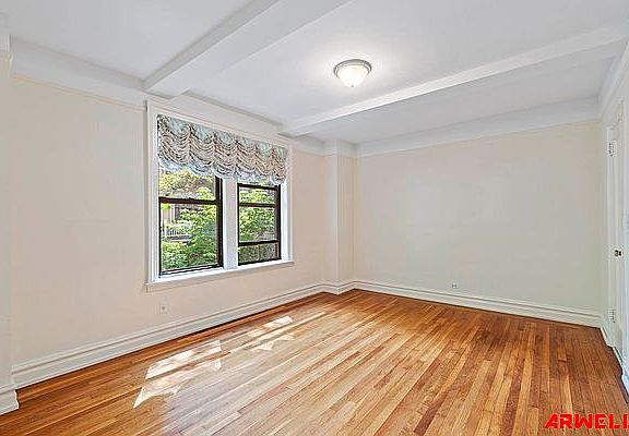 3rd image of 242 E 72nd St #17B
