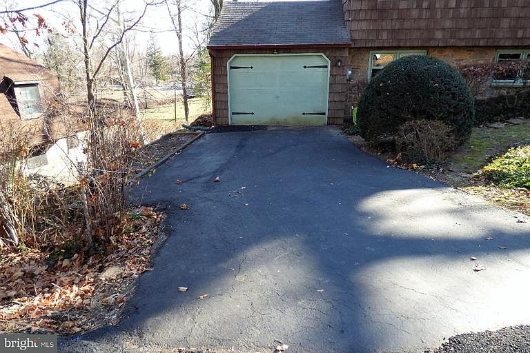 2nd image of 912 Woodside Ave