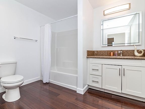 3rd image of 11740 Vanowen St #303