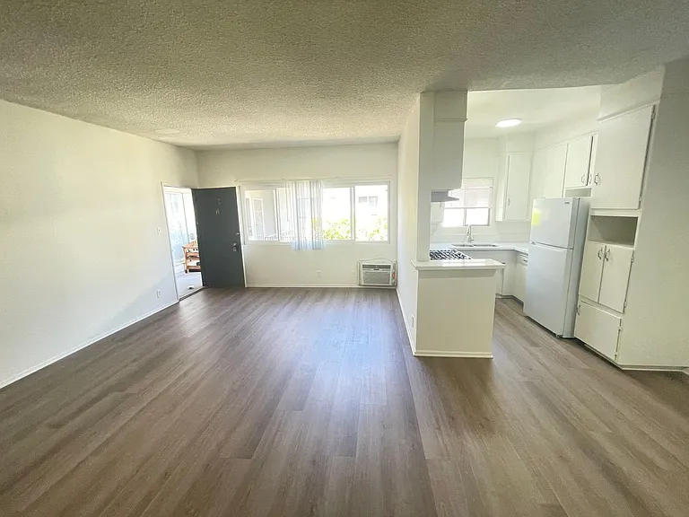 14341 Chandler Blvd — Photo 1