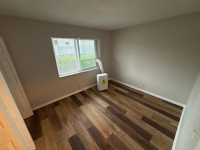 717 NE 10th Ave #6 — Photo 10