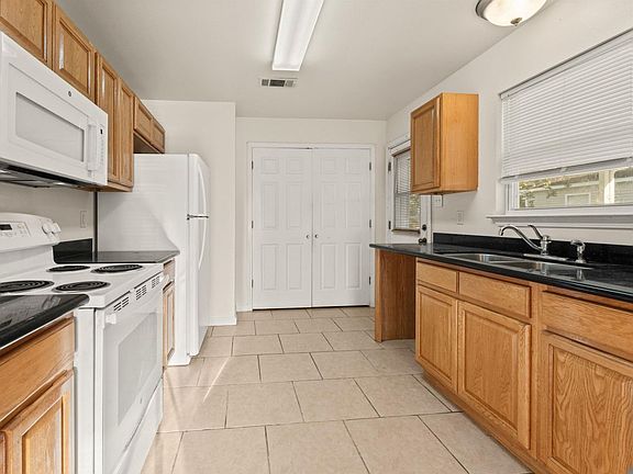 5th image of 370 Cedar Ln