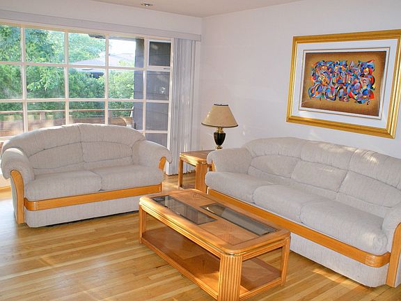 Living Room w/Picture Wndw & Hrdwd Flrs