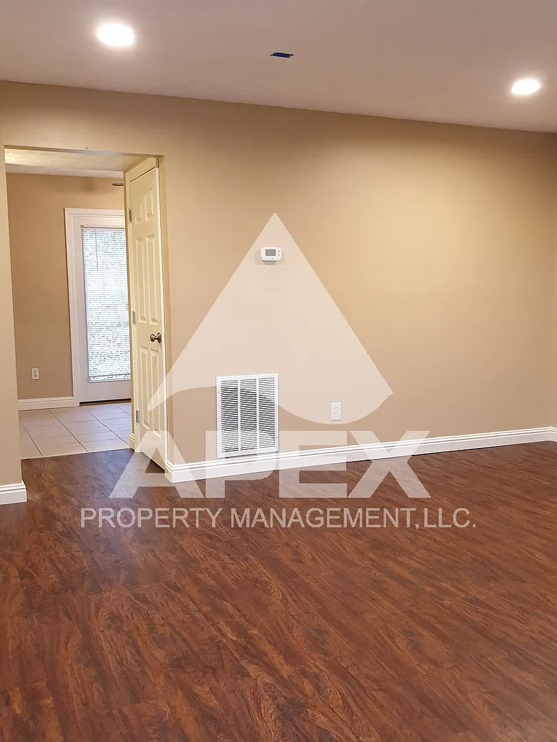 Spacious 2 Bd 1.5 Ba Townhouse in Halls! — Photo 4