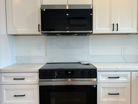 4th image of 768 Delaware St