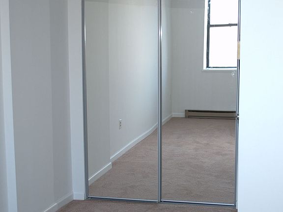 Bright Bedrooms w/ Stotage!