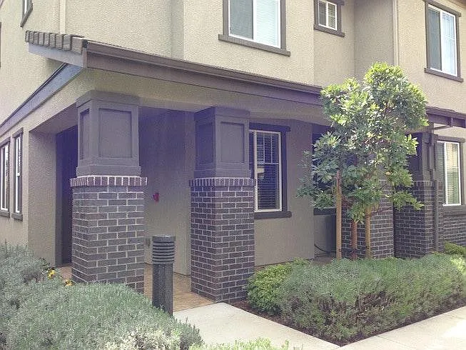 3 bed, 2.5 bath, 1375 sqft, $3,795 — Photo 4