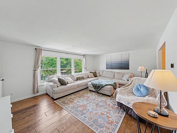 5th image of 1081 Larchwood Rd