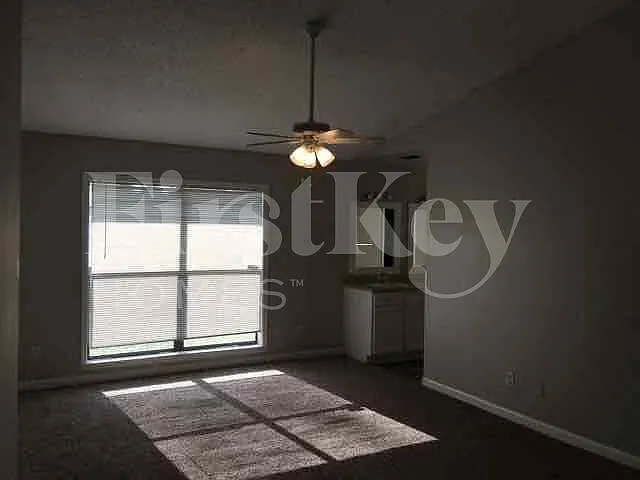 3 bed, 2.0 bath, 1866 sqft, $2,030 — Photo 2