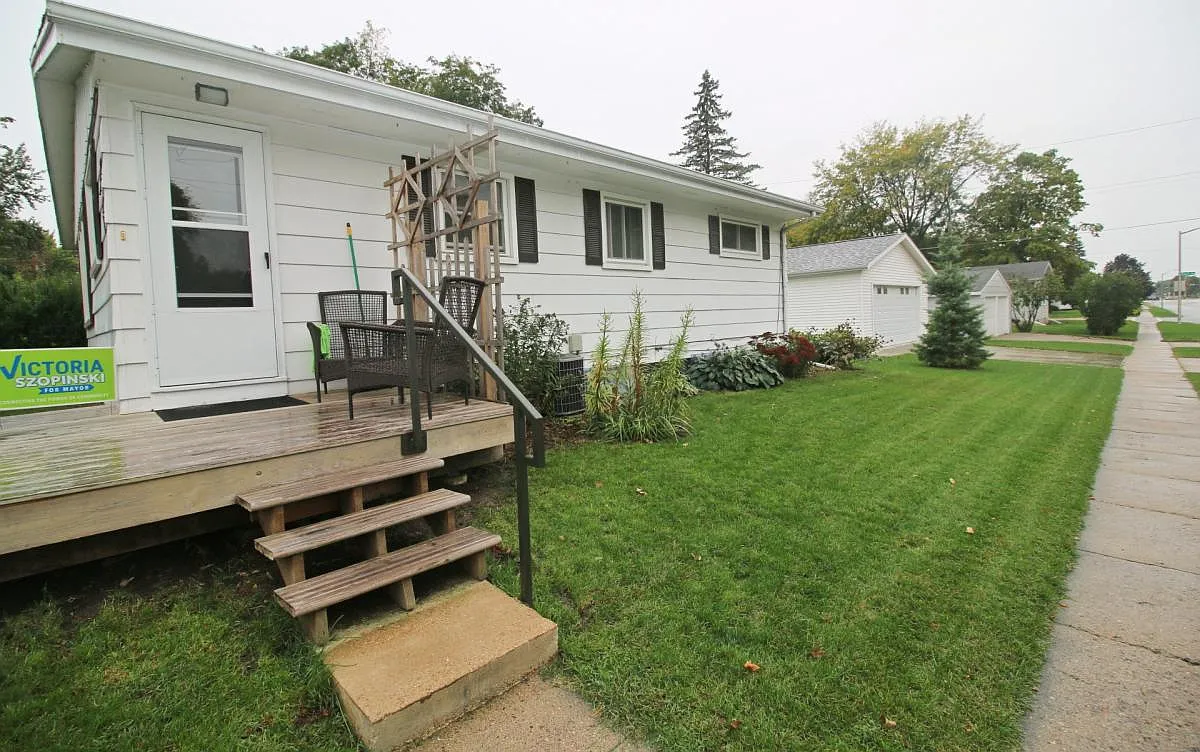 3 bed, 1.5 bath, 1420 sqft, $1,150 — Photo 2