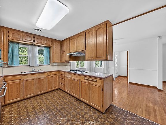 5th image of 709 E J St