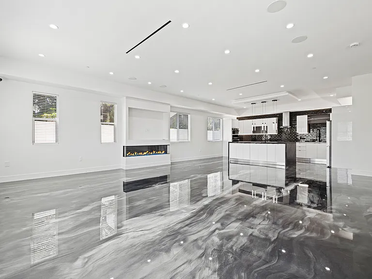 15209 Cohasset St — Photo 16
