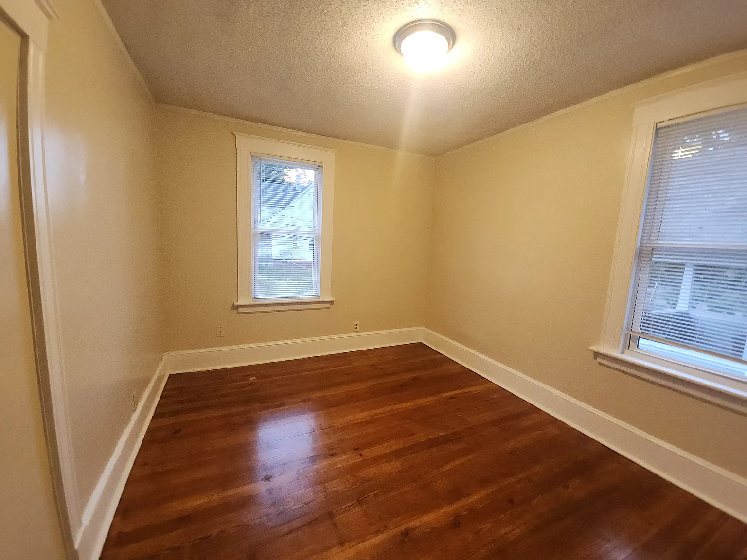 5 bed, 1350 sqft, $2,300 — Photo 2