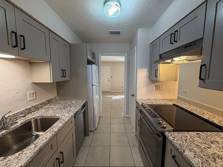3146 NW 46th Ave — Photo 6