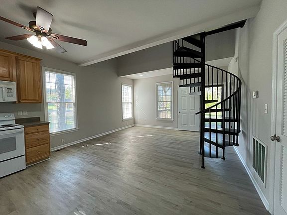 3rd image of 104 N Edge Dr