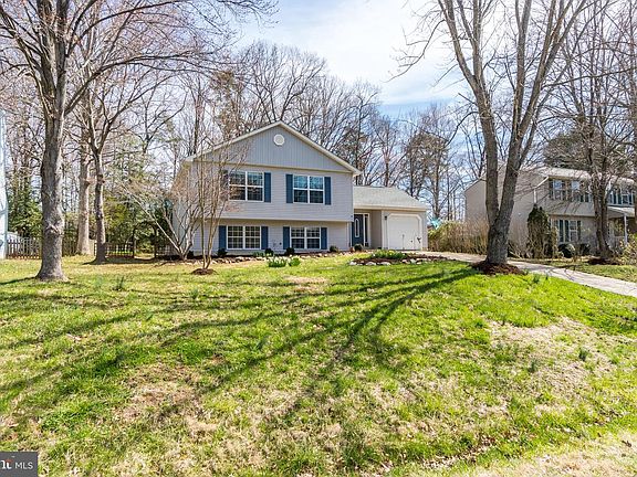 3rd image of 10 Sweetbriar Ct