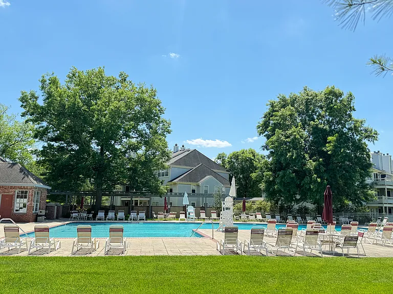 Lease includes access to tennis courts and pool (during summer)