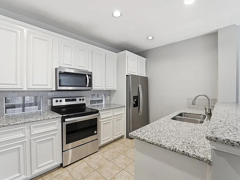 1507 Sutton St — Photo 7
