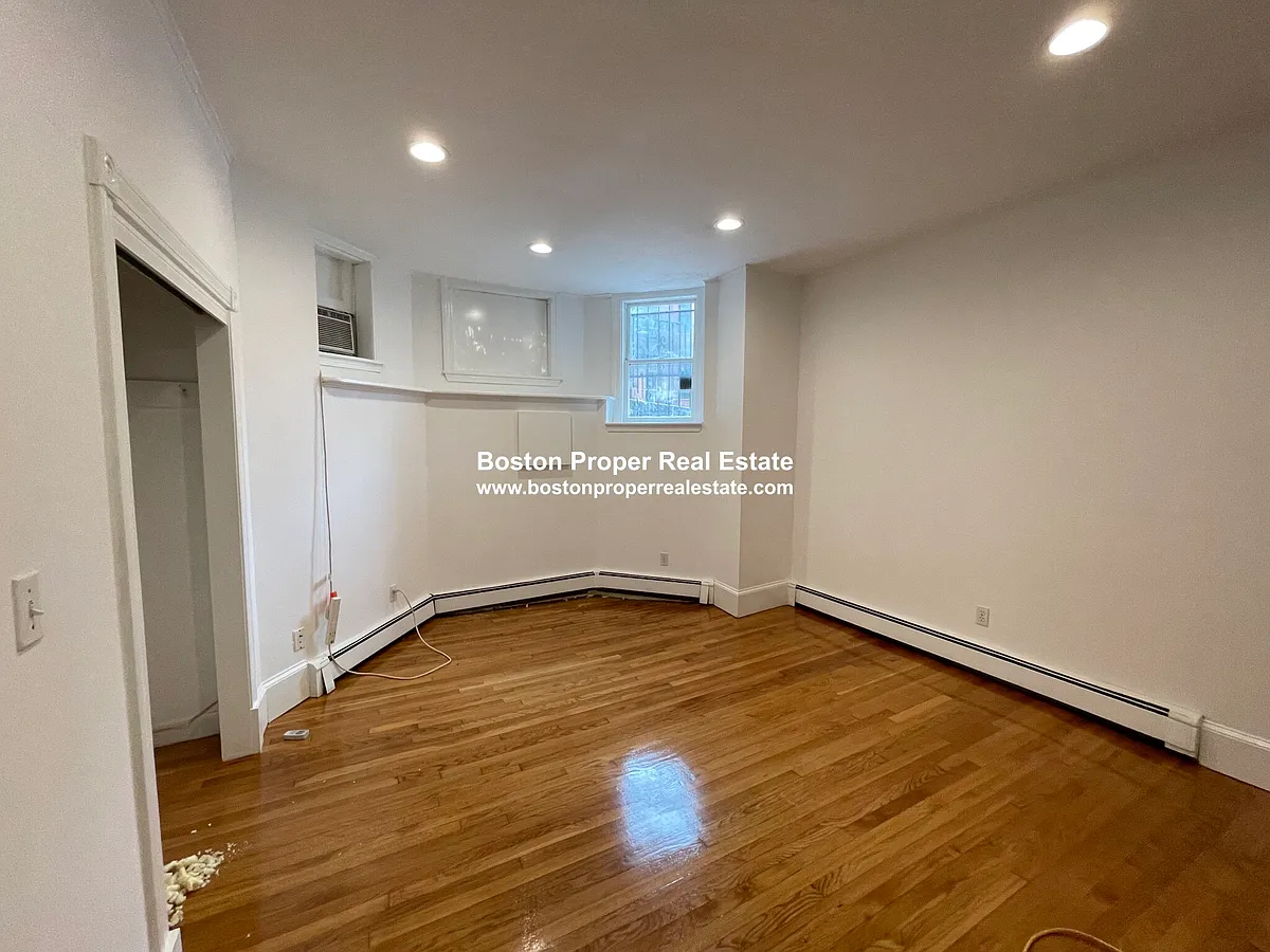 Building Photo - 49 Gloucester St #1