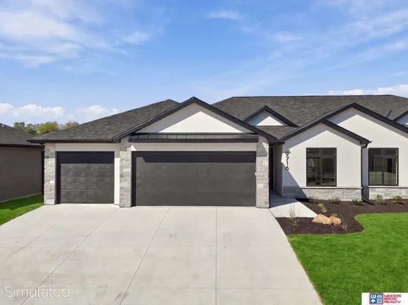 9716 Hillcrest Trl, Lincoln, NE 68520