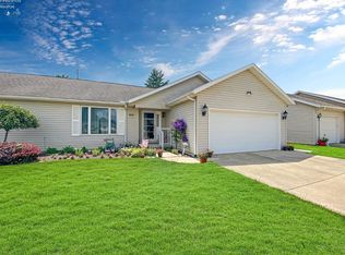 804 Oak Park Dr, Fostoria, OH 44830
