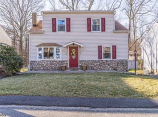 7 Redwood Ln, Lake Hopatcong, NJ 07849