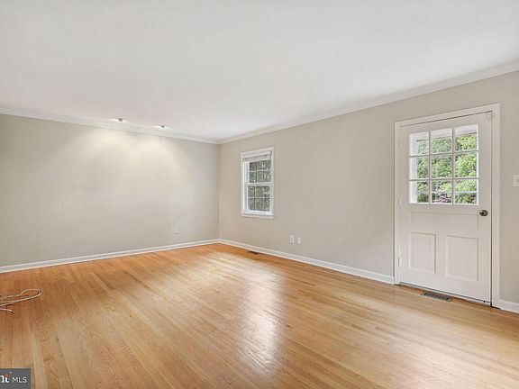 4th image of 1540 Brookshire Ct