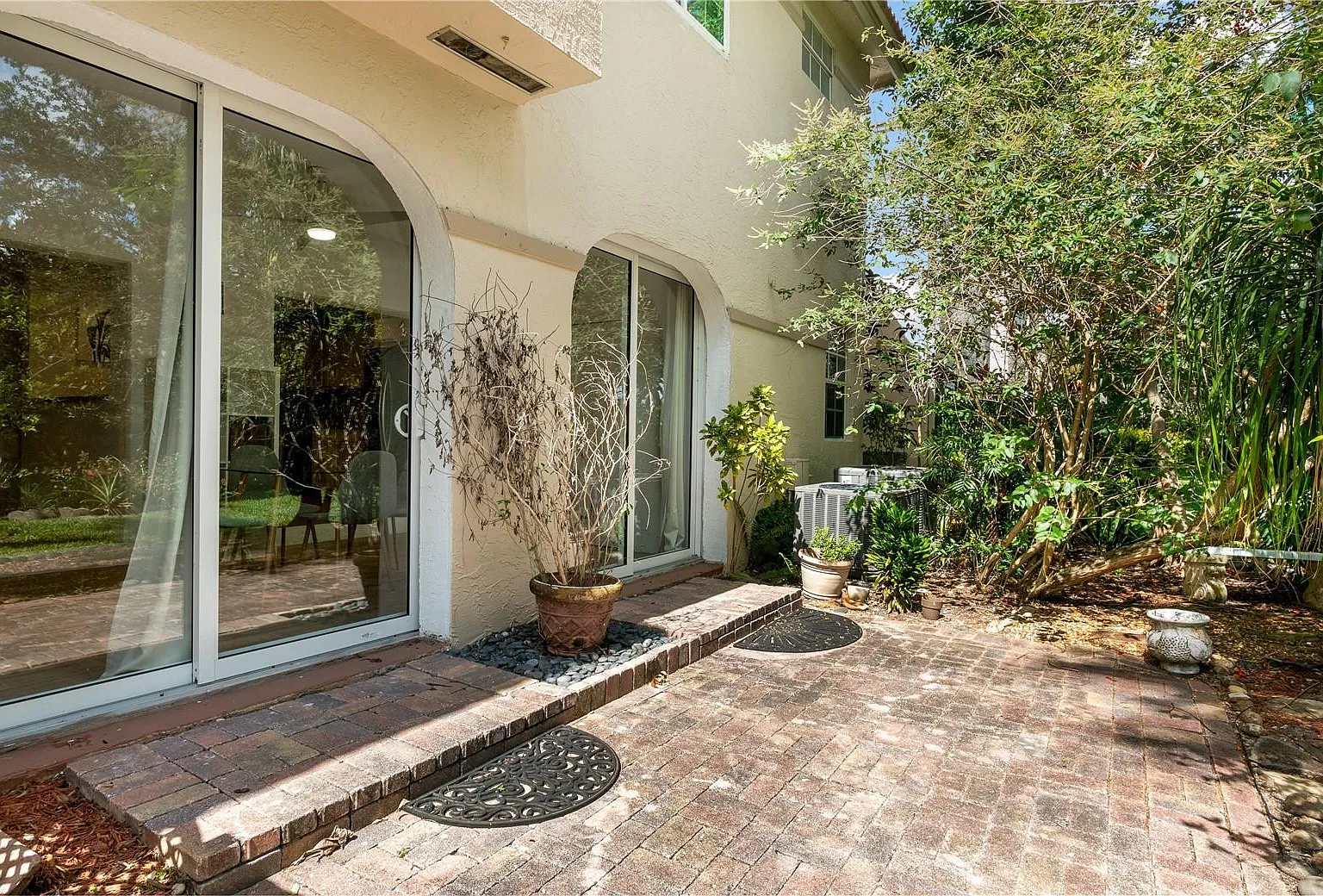 3 bed, 2.5 bath, 1227 sqft, $3,950 — Photo 2