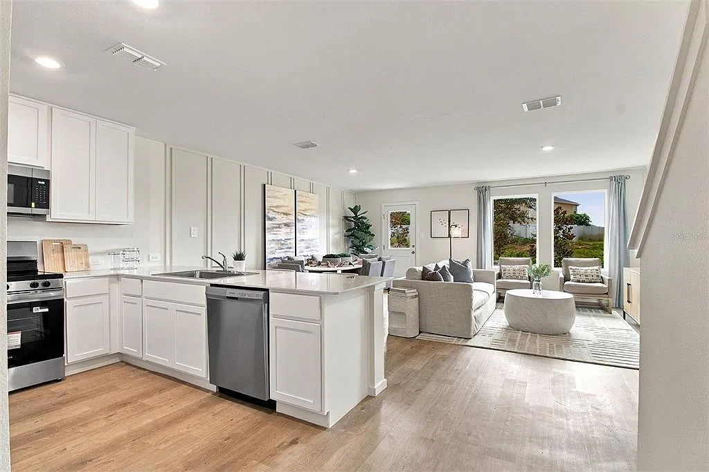 3 bed, 2.5 bath, 1386 sqft, $1,850 — Photo 3
