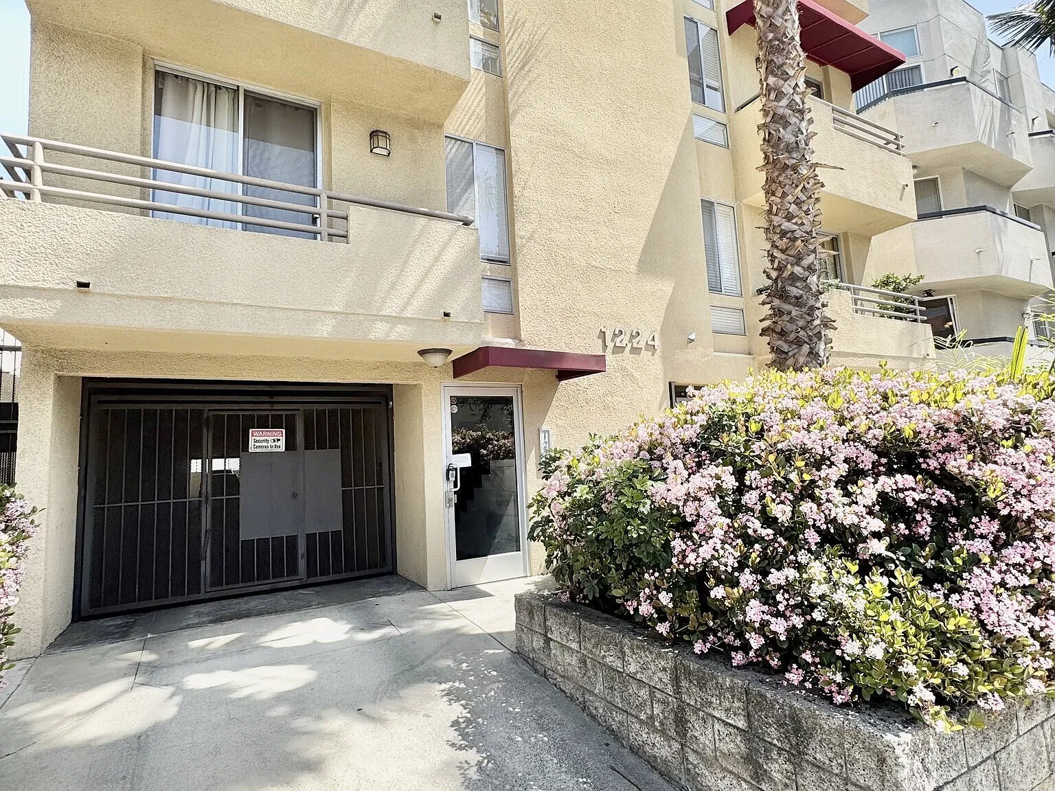 **2 Weeks Free** Spacious 2BR/2BA with Central A/C, Hardwood Floors, Dining Nook & 2-Car Tandem P... — Photo 3