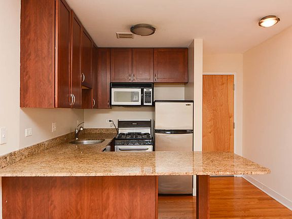 2nd image of 625 W Wrightwood Ave #D105