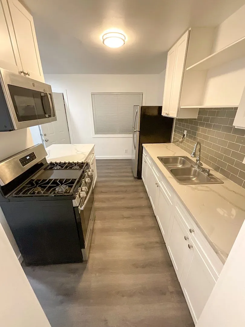 2652 Queen St — Photo 1