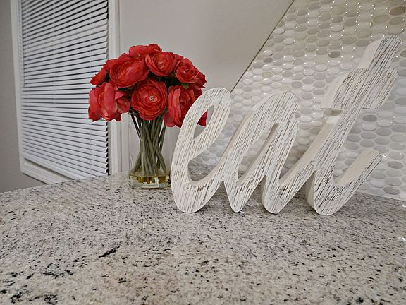 Granite top/tiled backsplash