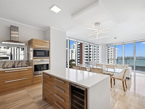3rd image of 2020 N Bayshore Dr APT 801