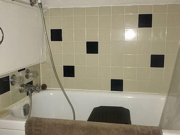 5th image of 209 E 25th St APT B