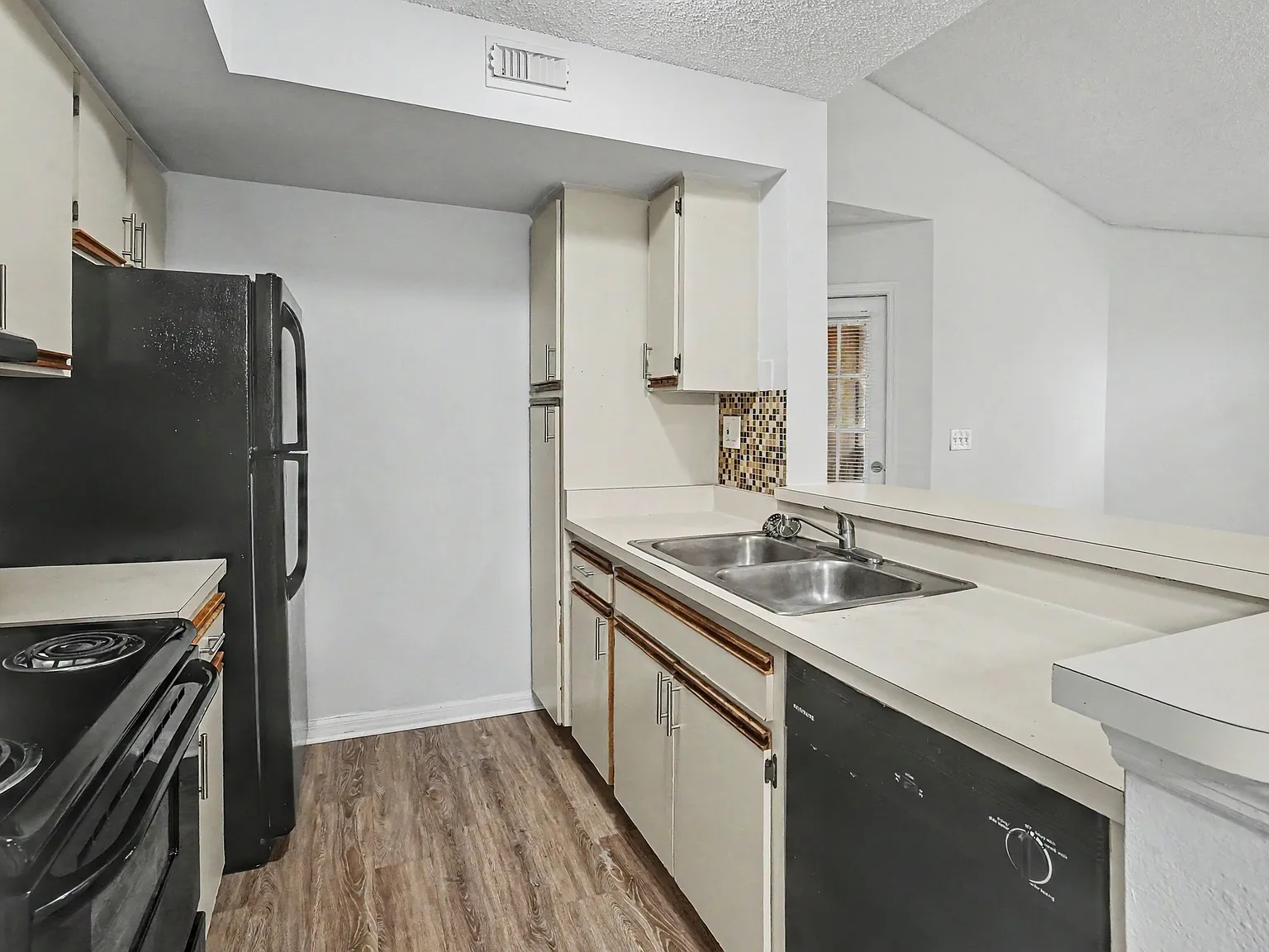 2 bed, 932 sqft, $1,565 — Photo 2