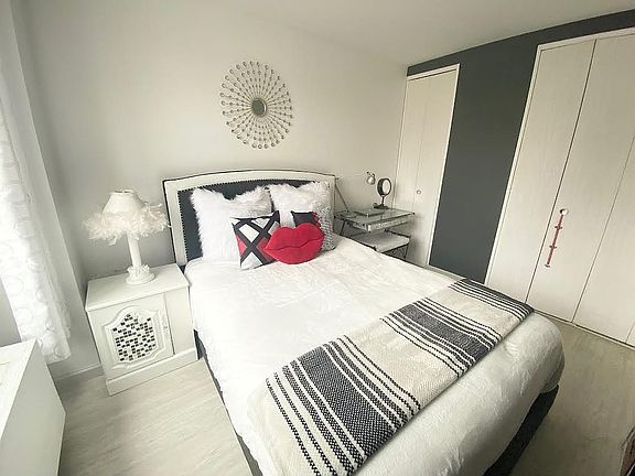 5th image of 393 W 49th St APT 5U