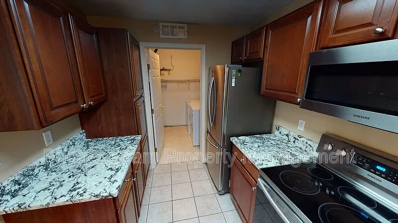 3 bed, 2.0 bath, 1367 sqft, $1,795 — Photo 3