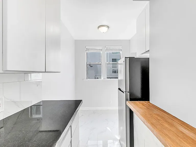 Oakhurst Apartments — Photo 7