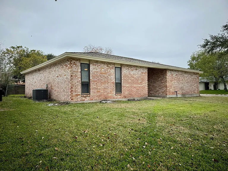 1405 Seville Dr — Photo 1