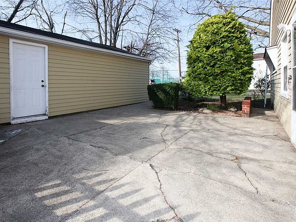 4th image of 110 Thorens Ave