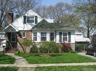 111 E Dover St, Valley Stream, NY 11580