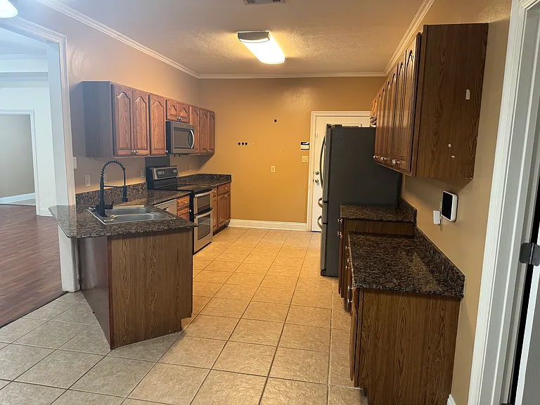 1050 Gage Dr — Photo 11