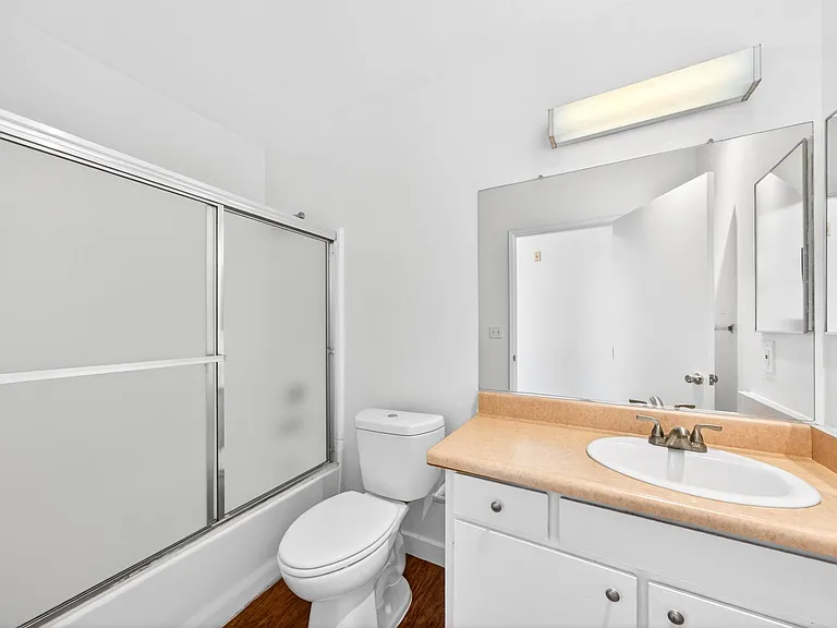 Serrano Apartments — Photo 19