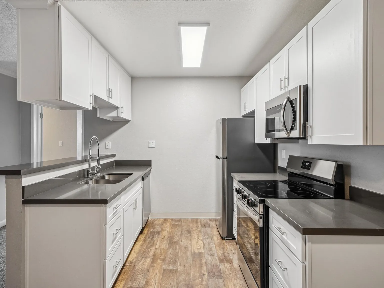 La Valencia Apartment Homes — Photo 2