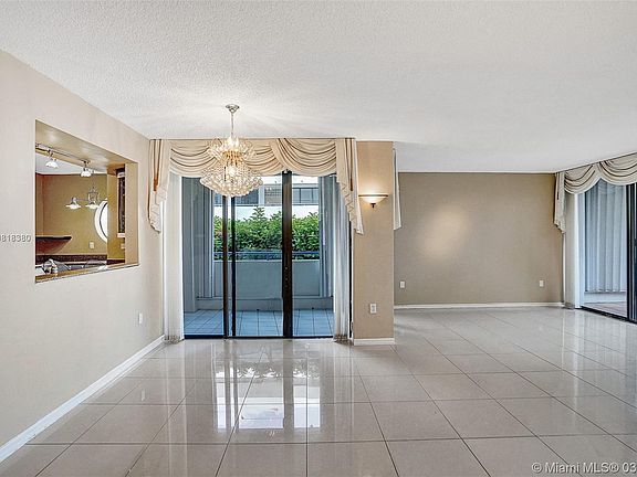 5th image of 21085 NE 34th Ave APT 101-1