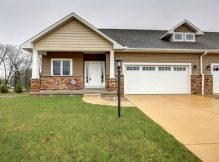 1818 Lake Ridge Ct, Mahomet, IL 61853