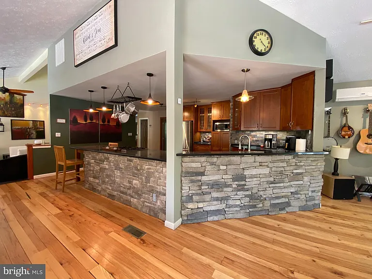 1251 Hinton Dr — Photo 24